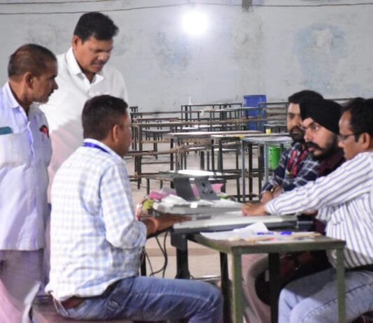 राजनांदगांव : ईव्हीएम मशीनों की कमिशनिंग की जा रही…