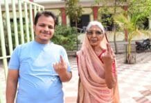 राजनांदगांव : बुजुर्ग मतदाताओं ने मतदान करने के बाद सेल्फी लेकर मतदान के प्रति दिखाया उत्साह…