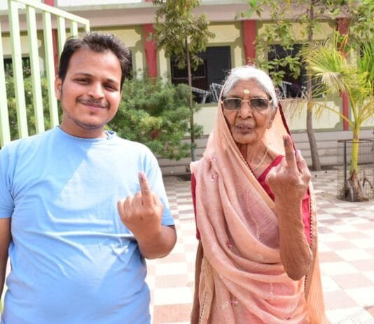 राजनांदगांव : बुजुर्ग मतदाताओं ने मतदान करने के बाद सेल्फी लेकर मतदान के प्रति दिखाया उत्साह…