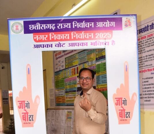 राजनांदगांव : कलेक्टर ने मतदान कर लोकतंत्र के उत्सव में निभाई अपनी सहभागिता…