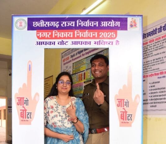 राजनांदगांव : पुलिस अधीक्षक अपनी पत्नी के साथ मतदान केन्द्र पहुंचकर किया मतदान…