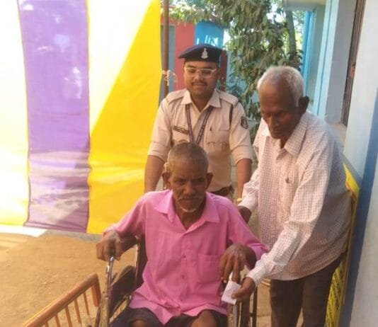 राजनांदगांव : बारात के पहले दूल्हा और नवविवाहित जोड़ें ने भी मतदान कर जाहिर की अपनी खुशी…