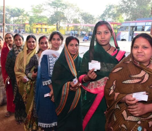 राजनांदगांव : कलेक्टर एवं जिला पंचायत सीईओ ने मतदान केन्द्रों का लिया जायजा…