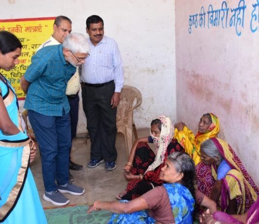 राजनांदगांव: कुष्ठ रोग पीडि़तों को नियमित स्वास्थ्य जांच और स्वच्छता रखने के लिए कहा…