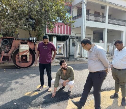 राजनांदगांव : आयुक्त ने शहर में चल रहे डामरीकरण कार्य का किया निरीक्षण…