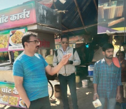 राजनांदगांव: फ्लाई ओव्हर के नीचे के ठेला वालो को गंदगी न करने आयुक्त ने दी समझाईस…