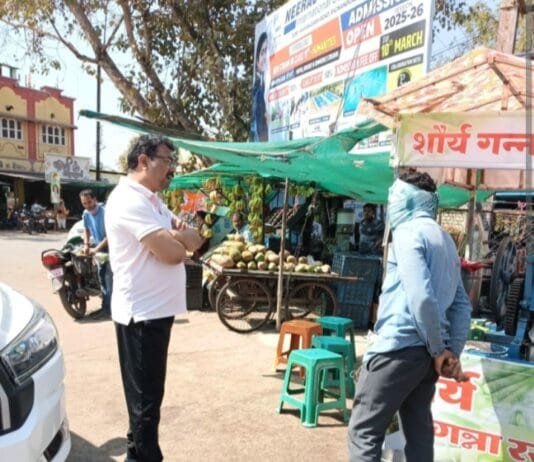 राजनांदगांव : सुबह सफाई दौरा, सडक किनारे रखे मलमा हटवाने आयुक्त ने सुपरवाईजर को दिये निर्देश…