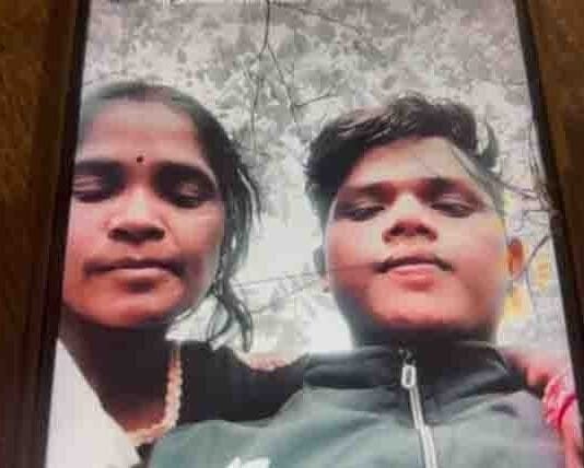 अपने उम्र के 20 साल छोटे प्रेमी के साथ फरार हुई तीन बच्चों की मां,पति के साथ बच्चों का बुरा हाल…