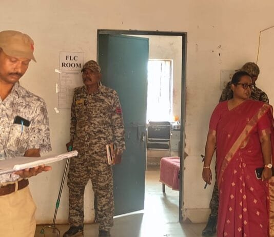 मोहला : राजनीतिक दलों के प्रतिनिधियों की उपस्थिती में वेयर हाउस में ईव्हीएम व व्ही व्ही पैड मशीनों की जांच किया गया…