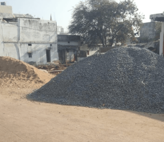 राजनांदगांव : लखोली राम नगर के सडक में रेत गिट्टी का ढेर, मलमा मण्डप के तहत 3 हजार रूपये जुर्माना…