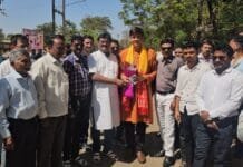 राजनांदगांव : बौद्ध समाज के लोगों ने अभिषेक को गुलदस्ता भेंट कर दी जन्मदिन की बधाई…