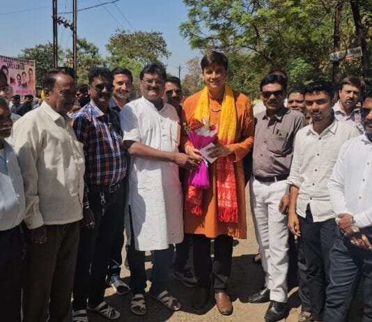 राजनांदगांव : बौद्ध समाज के लोगों ने अभिषेक को गुलदस्ता भेंट कर दी जन्मदिन की बधाई…