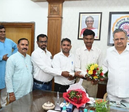 राजनांदगांव : विधानसभा अध्यक्ष डॉ.रमन सिंह से टेड़ेसरा पंचायत के नवनिर्वाचित सरपंच खिलेश्वर साहू ने की मुलाक़ात, गुलदस्ता भेंटकर लिया आशीर्वाद…