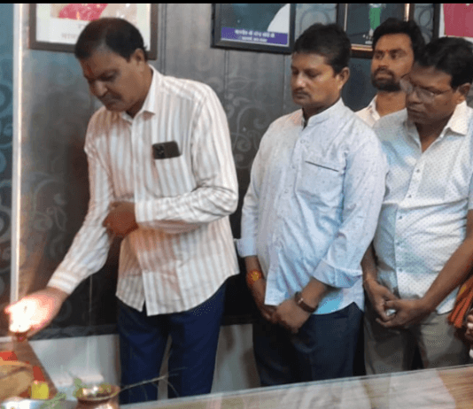 राजनांदगांव : नवनिर्वाचित महापौर मधुसूदन यादव ने आज निगम कार्यालय में कार्यभार ग्रहण किया,पूजा अर्चना कर कार्यो की शुरूवात की…