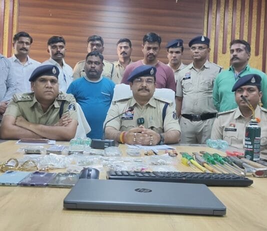 राजनांदगांव : सूने मकानो में फायरगन से दरवाजा जलाकर एवं ताला तोड़कर घटना को अंजाम देने वाले चोर गिरफ्तार…