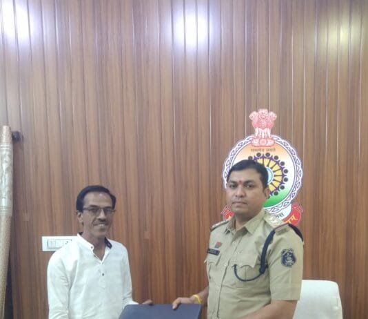 राजनांदगांव : आटो चालक द्वारा लवारिस हालत में मिले बैग सहित लैपटॉप को किया पुलिस को सुपुर्द…