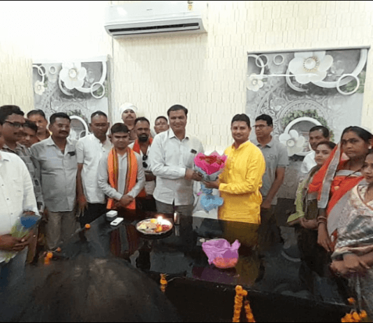 राजनांदगांव : निगम अध्यक्ष पारस वर्मा ने अध्यक्ष कक्ष में पूजा अर्चना कर कार्यभार ग्रहण किया…