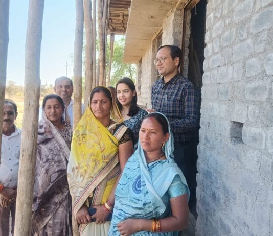 राजनांदगांव : प्रशासनिक अमले ने हितग्राहियों के घर पहुंचकर आवास निर्माण में प्रगति लाने के लिए किया प्रेरित…