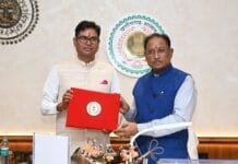 छत्तीसगढ़ में पहली बार हस्तलिखित बजट पेश, वित्त मंत्री ओपी चौधरी ने किए हस्ताक्षर…