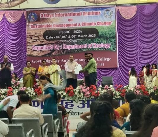 राजनांदगांव : डॉ.घमेन्द्र साहू को विज्ञान के क्षेत्र में उत्कृष्ट योगदान के लिए राजा दिग्विजय दास यंग सांईटिस्ट अवार्ड से किया गया सम्मानित…