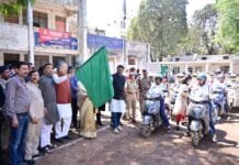 राजनांदगांव : विधानसभा अध्यक्ष डॉ. रमन सिंह ने महिला पुलिस कर्मियों की हेलमेट रैली को हरी झंडी दिखाकर किया रवाना…