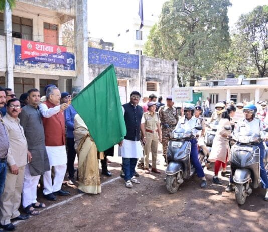 राजनांदगांव : विधानसभा अध्यक्ष डॉ. रमन सिंह ने महिला पुलिस कर्मियों की हेलमेट रैली को हरी झंडी दिखाकर किया रवाना…