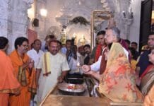 राजनांदगांव : विधानसभा अध्यक्ष डॉ. रमन सिंह ने सपरिवार माँ बम्लेश्वरी मंदिर पहुंचकर पूजा-अर्चना की…