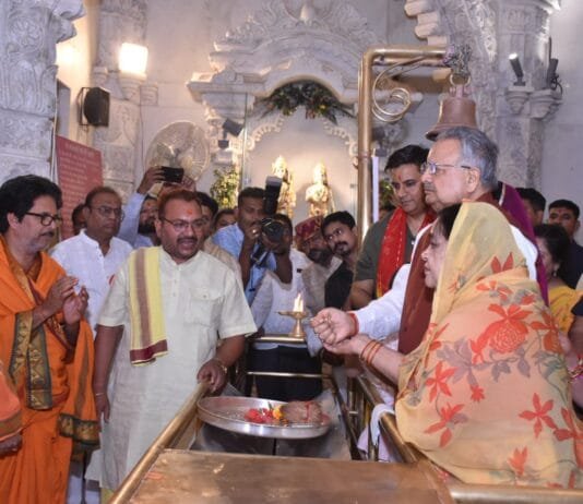 राजनांदगांव : विधानसभा अध्यक्ष डॉ. रमन सिंह ने सपरिवार माँ बम्लेश्वरी मंदिर पहुंचकर पूजा-अर्चना की…