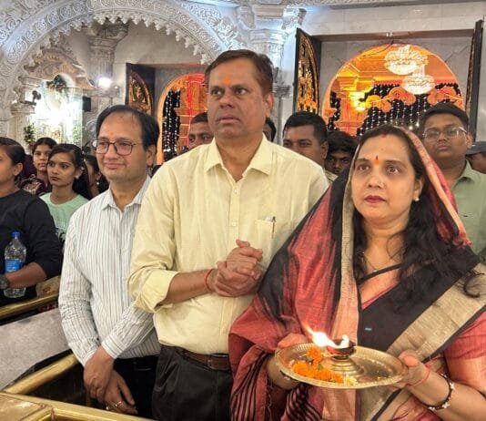 राजनांदगांव : संभागायुक्त एवं कलेक्टर ने माँ बम्लेश्वरी मंदिर पहुंचकर पूजा-अर्चना की…