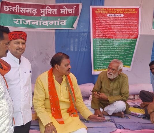 राजनांदगांव : विभिन्न मागों को लेकर अनशन पर बैठे छत्तीसगढ मुक्ति मोर्चा के जिला अध्यक्ष प्रेेमनारायण वर्मा सहित अन्य लोगो से महापौर यादव ने की चर्चा…