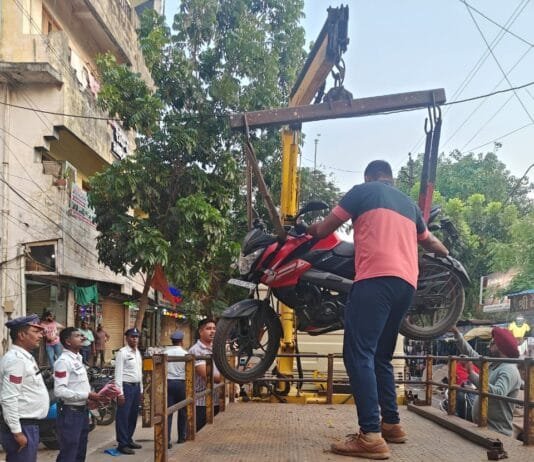 राजनांदगांव : यातायात पुलिस द्वारा शहर में नो पार्किंग में खड़े वाहनों पर लगातार कार्यवाही…