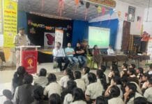 राजनांदगांव : यातायात पुलिस द्वारा गायत्री विद्यापीठ स्कूल में पढ़ाया यातायात नियमों का पाठ…