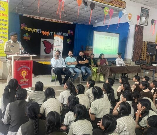 राजनांदगांव : यातायात पुलिस द्वारा गायत्री विद्यापीठ स्कूल में पढ़ाया यातायात नियमों का पाठ…