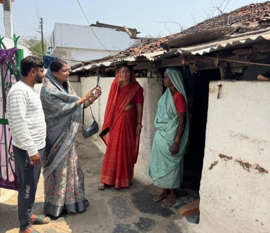 राजनांदगांव : जिला पंचायत सदस्य विभा विमल साहू ने ग्राम रातापायली में संतोषी निषाद के कच्चे आवास का प्रधानमंत्री आवास योजना-ग्रामीण अंतर्गत आवास प्लस 2.0 में शामिल करने किया सर्वेक्षण…