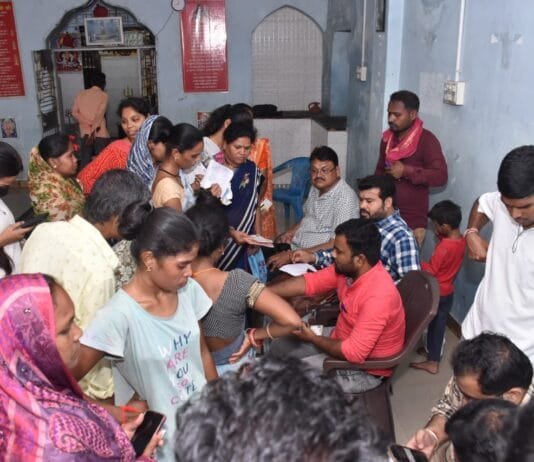 राजनांदगांव : श्रम विभाग द्वारा चौखडिय़ा पारा में शिविर लगाकर बनाया गया श्रमिक कार्ड…