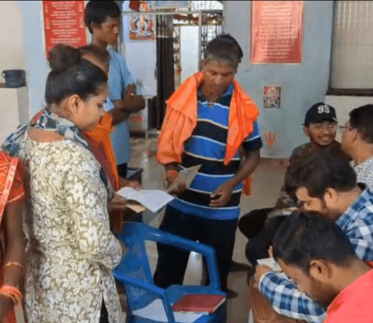 राजनांदगांव : श्रम विभाग द्वारा चौखडिय़ा पारा में शिविर लगाकर बनाया गया श्रमिक कार्ड…