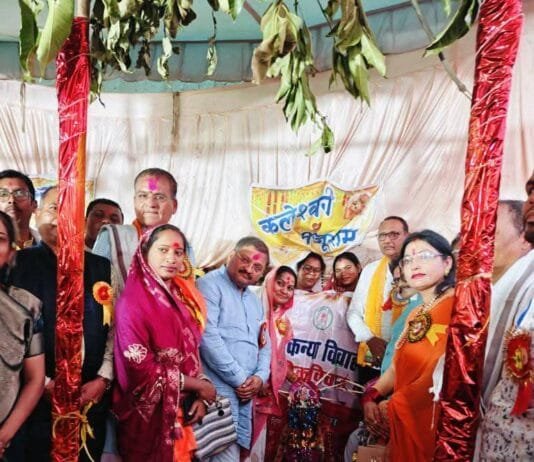 राजनांदगांव : कोसरिया मरार पटेल समाज द्वारा आयोजित सामूहिक आदर्श विवाह सम्मेलन में सांसद संतोष पांडे ने नव दंपति को उपहार भेंट किया…