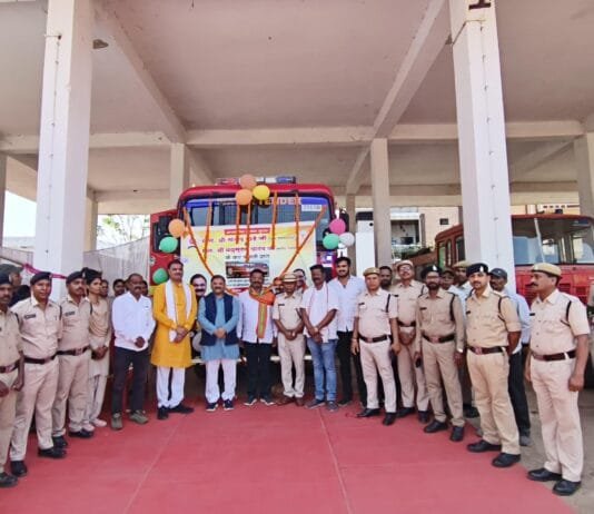 राजनांदगांव : सांसद संतोष पांडे, महापौर मधुसूदन यादव के कर कमलो द्वारा फायर ब्रिगेड गाड़ी पूजन कर, हरी झंडी दिखाकर किए रवाना…