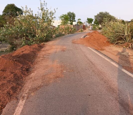 राजनांदगांव : जंगलेसर शिवनाथ नदी मोखला मार्ग में मुरमीकरण किया जा रहा है…