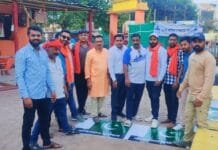 राजनांदगांव : बजरंग दल ने पाकिस्तानी झंडे पर पाकिस्तान मुर्दाबाद लिखा हुवा स्टिकर को सड़को पर लगाकर रौंदकर किया अनोखा प्रदर्शन…