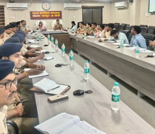 मोहला : जिले में कानून व्यवस्था एवं बाल विवाह रोकथाम को लेकर कलेक्टर और पुलिस अधीक्षक ने ली अधिकारियों की बैठक…