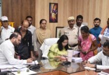 राजनांदगांव : कलेक्टर ने साप्ताहिक जनदर्शन में नागरिकों से मुलाकात कर उनकी शिकायतों एवं समस्याओं को गंभीरतापूर्वक सुना…