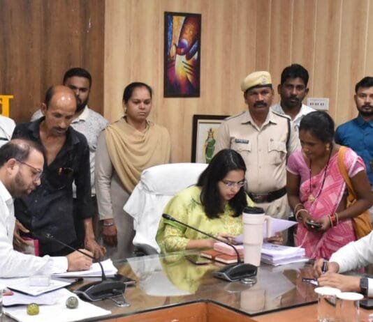 राजनांदगांव : कलेक्टर ने साप्ताहिक जनदर्शन में नागरिकों से मुलाकात कर उनकी शिकायतों एवं समस्याओं को गंभीरतापूर्वक सुना…