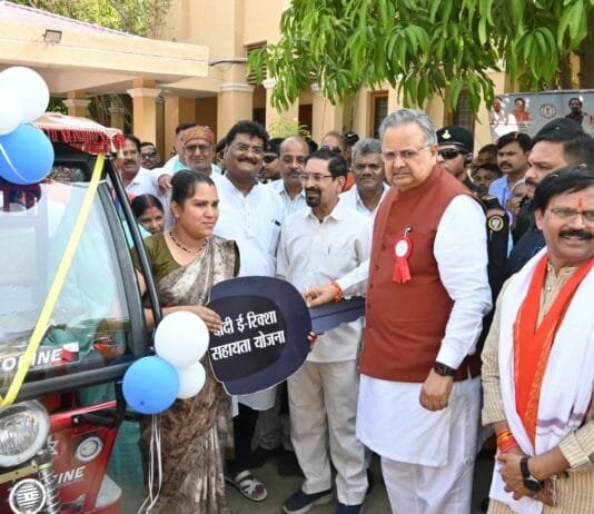 राजनांदगांव : दीदी ई-रिक्शा सहायता योजना से महिलाएं आर्थिक एवं स्वावलंबन की दिशा में बनेंगी आत्मनिर्भर – विधानसभा अध्यक्ष डॉ. रमन सिंह…