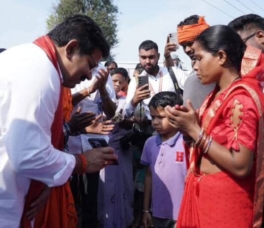 रायपुर : उपमुख्यमंत्री शर्मा बस्तर जिले के ग्राम शासनकचौरा और हलबा कचौरा में स्वयं हितग्राहियों के घर पहुँचकर किया सर्वे…