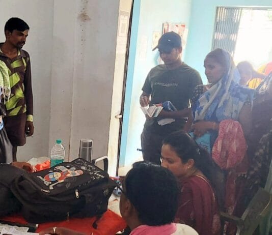 मोहला : सुशासन तिहार में प्राप्त आवेदनों का निराकरण करते हुए हितग्राहियों को दिया गया श्रमिक कार्ड…