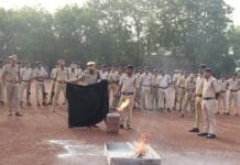 राजनांदगांव : परेड़ में शामिल अधिकारी/कर्मचारियों को अग्निशमन फायर मैन के द्वारा दिया गया अग्नि सुरक्षा का डेमो…