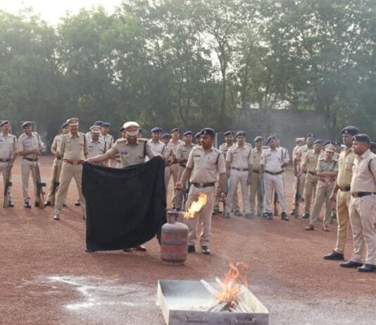 राजनांदगांव : परेड़ में शामिल अधिकारी/कर्मचारियों को अग्निशमन फायर मैन के द्वारा दिया गया अग्नि सुरक्षा का डेमो…