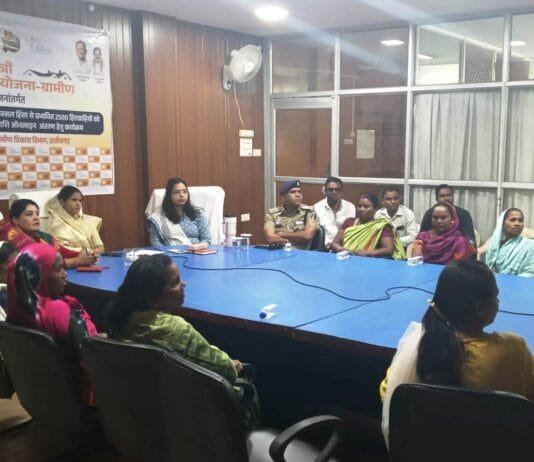 राजनांदगांव: मुख्यमंत्री ने आत्मसमर्पित नक्सलियों और नक्सल हिंसा से प्रभावित परिवारों के बैंक खातों में प्रधानमंत्री आवास योजना-ग्रामीण की पहली किस्त की राशि अंतरित की…