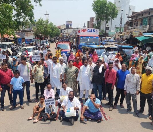 राजनांदगांव : स्टेशन पारा, पटरी पार में पानी की समस्या को लेकर चक्का जाम…